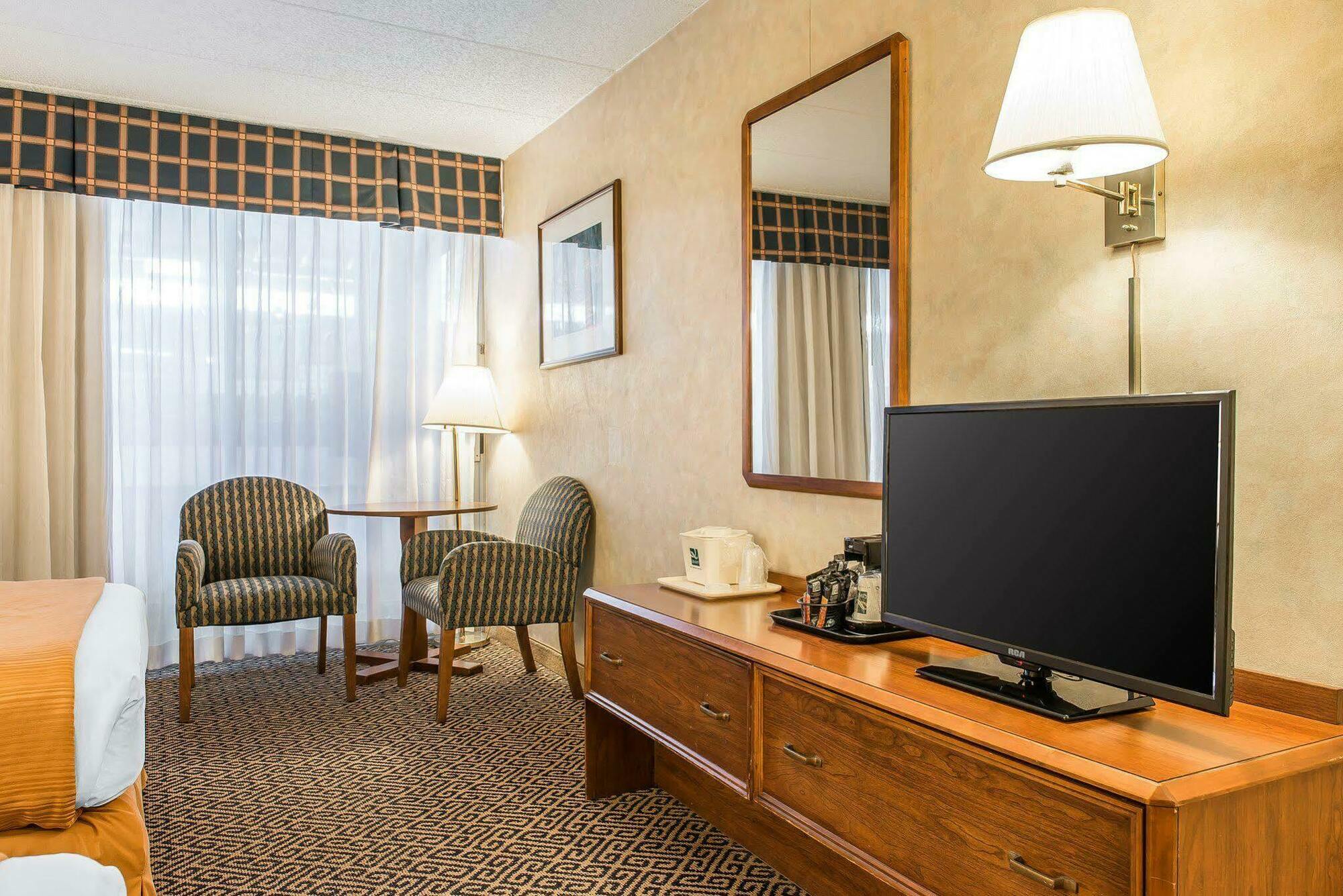 Quality Inn And Conference Center Спрингфийлд Екстериор снимка